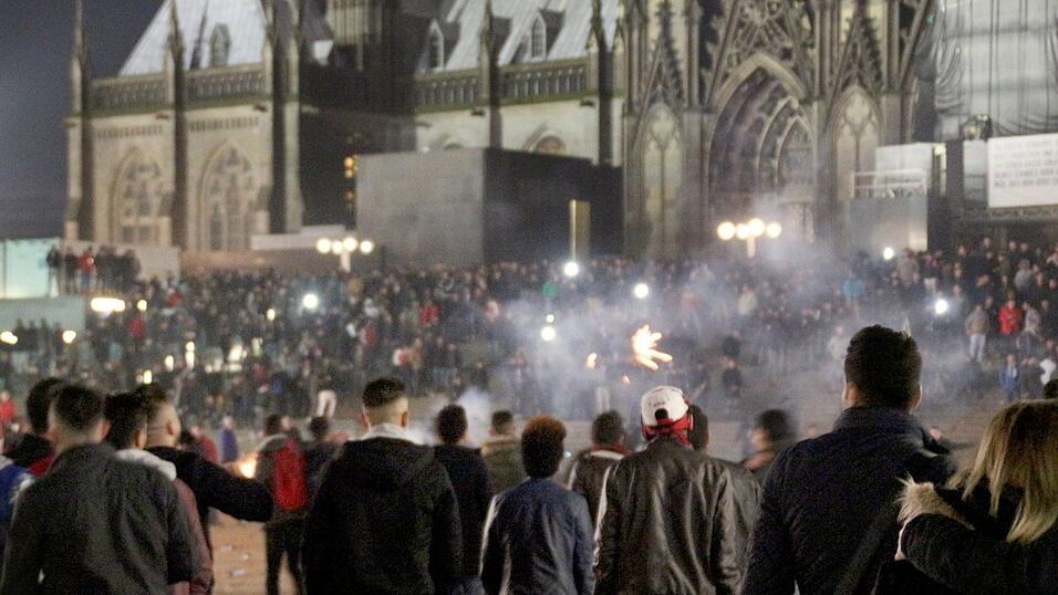 Junge Männer auf dem Platz vor dem Dom und keine Polizei weit und breit - so blieb die Kölner Silvesternacht visuell in Erinnerung. Viele Frauen wurden in der Nacht Opfer sexueller Übergriffe. (Archivbild) Junge Männer auf dem Platz vor dem Dom und keine Polizei weit und breit - so blieb die Kölner Silvesternacht visuell in Erinnerung. Viele Frauen wurden in der Nacht Opfer sexueller Übergriffe. (Archivbild)