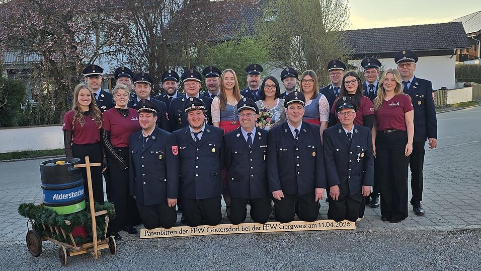 Das Bitten der Feuerwehr G&ouml;ttersdorf durch (kniend, v. l.) Daniel Weinberger, Franz Weinberger junior, Christian Einhellig, Christian Hack und Max Scherer junior wurde von Vorsitzendem Johann Schmid (r.) und dessen Wehr erh&ouml;rt.