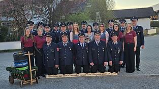 Das Bitten der Feuerwehr G&ouml;ttersdorf durch (kniend, v. l.) Daniel Weinberger, Franz Weinberger junior, Christian Einhellig, Christian Hack und Max Scherer junior wurde von Vorsitzendem Johann Schmid (r.) und dessen Wehr erh&ouml;rt.