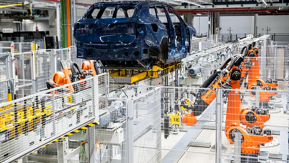 In der Montage finden alle Komponenten zusammen. Am Ende rollt ein fertiger BMW vom Band. In der Montage finden alle Komponenten zusammen. Am Ende rollt ein fertiger BMW vom Band.