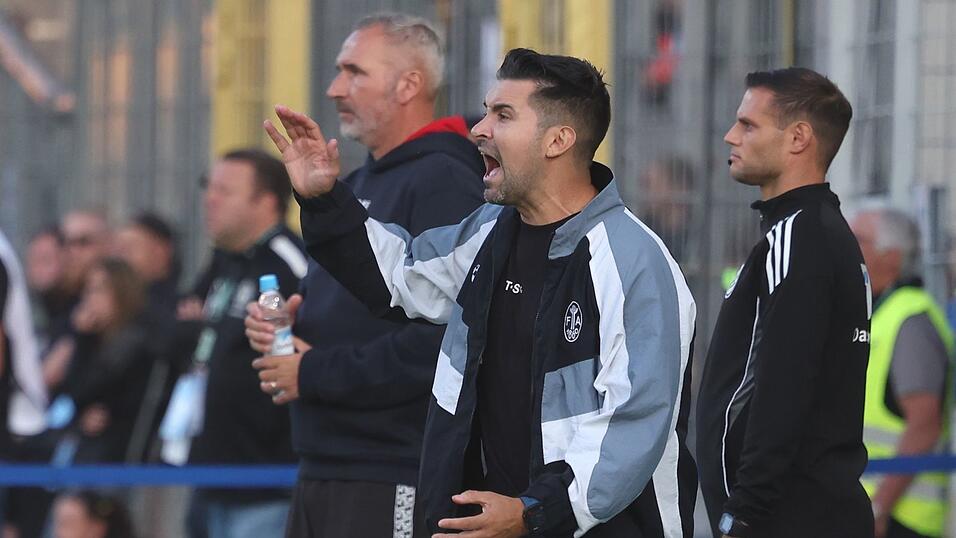 Trainer Alper Kayabunar (M) hat Hochachtung vor der Leistung seiner M&uuml;nchner.