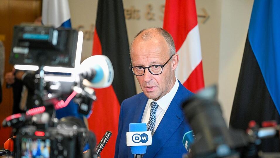 Vor den Fragen der Journalisten wendet sich der Kanzler ab. Vor den Fragen der Journalisten wendet sich der Kanzler ab.
