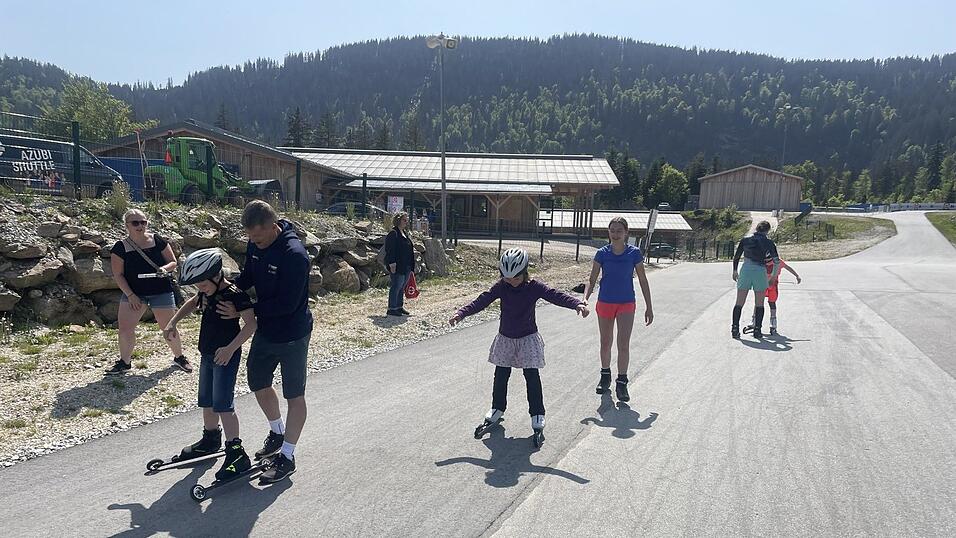 Magdalena Gruber, Franziska Neubert und Peter Schedlbauer zeigten Interessierten den Umgang mit Skirollern.
