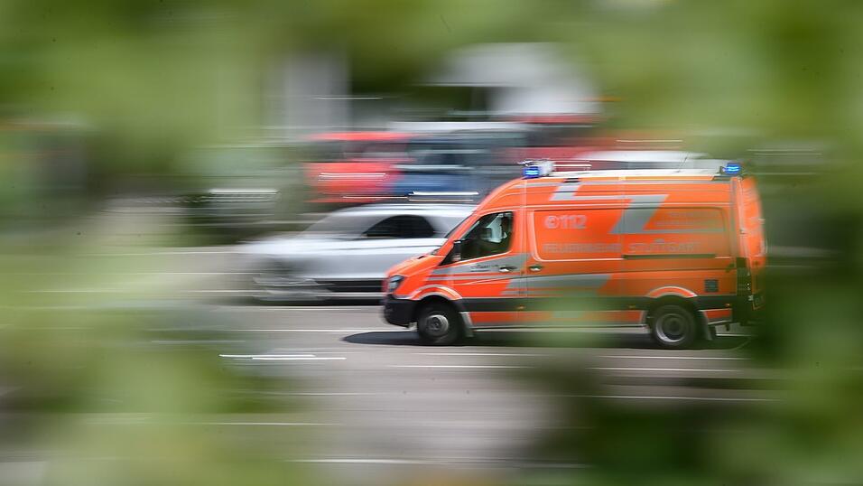 Der Biker kam in ein Krankenhaus und erlag dort seinen Verletzungen. (Symbolbild) Der Biker kam in ein Krankenhaus und erlag dort seinen Verletzungen. (Symbolbild)