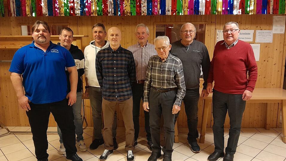 Vorstand Alexander Weber (l.) ehrte die verdienten Mitglieder. Vorstand Alexander Weber (l.) ehrte die verdienten Mitglieder.