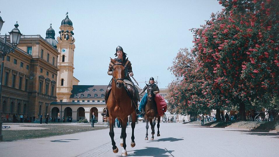 Ein Video von Reitern im M&uuml;nchner Hofgarten ist Teil von Kratzers Inszenierung.