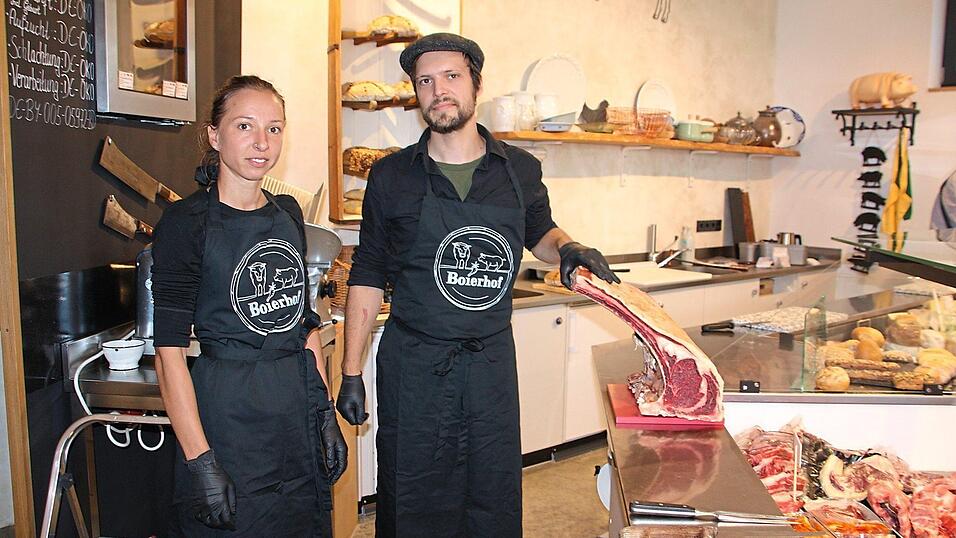 Julia Hausladen und ihr Schwager Lorenz Hausladen wissen genau, wie die Tiere gelebt haben, deren Fleisch in der Theke des Hofladens am Boierhof landet. Julia Hausladen und ihr Schwager Lorenz Hausladen wissen genau, wie die Tiere gelebt haben, deren Fleisch in der Theke des Hofladens am Boierhof landet.