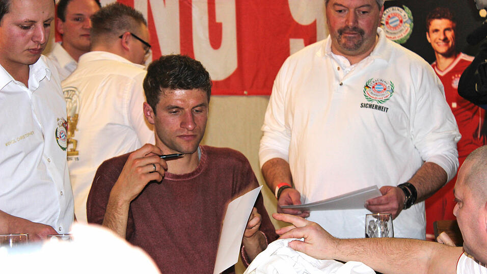 Thomas Müller besuchte am Sonntagnachmittag den 'FC Bayern-Fanclub Straubing '93'. (Foto: Fabian Roßmann) Thomas Müller besuchte am Sonntagnachmittag den 'FC Bayern-Fanclub Straubing '93'. (Foto: Fabian Roßmann)