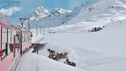 Mit der Rhätischen Bahn durch die verschneite Winterlandschaft nach Celerina