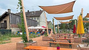 Neben der Bühne Späth-Bräu steht ein Stand, an dem es Essen und Trinken zu kaufen gibt.