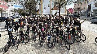 Die Radsportgruppen des RC Avanti vor dem Start zum Saisonauftakt am Viechtacher Stadtplatz.