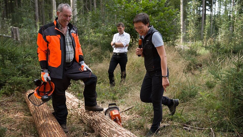 Wirtschaftsminister Hubert Aiwanger informiert sich bei Nationalparkleiterin Ursula Schuster in der Nähe von Spiegelau im Nationalpark Bayerischer Wald über Möglichkeiten zur Borkenkäfer-Bekämpfung. Wirtschaftsminister Hubert Aiwanger informiert sich bei Nationalparkleiterin Ursula Schuster in der Nähe von Spiegelau im Nationalpark Bayerischer Wald über Möglichkeiten zur Borkenkäfer-Bekämpfung.