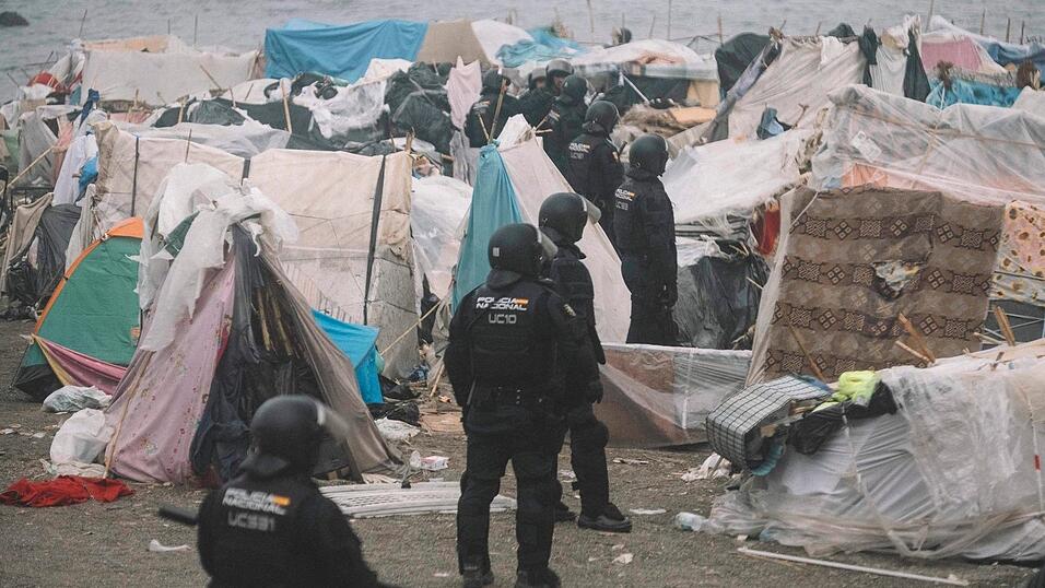 Ende Juli waren bis zu 80.000 Migranten aus Marokko nach Ceuta gelangt. (Archivbild) Ende Juli waren bis zu 80.000 Migranten aus Marokko nach Ceuta gelangt. (Archivbild)