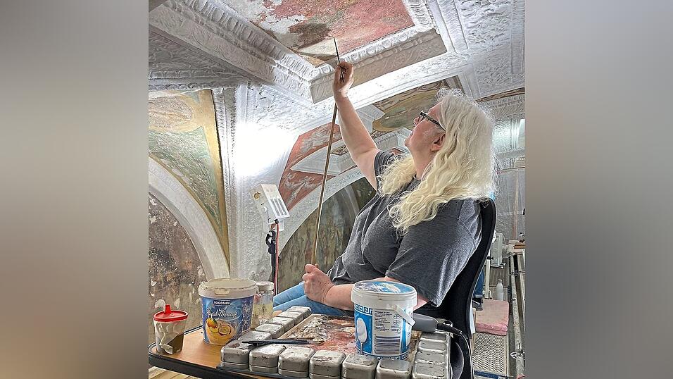 Restauratorin Ute Schreiber-Würdig bei der Instandsetzung der Malereien. Für die Arbeiten wurde in der Residenz im hinteren Teil eine Zwischenplattform eingebaut. Die Expertinnen für alte Malereien und Stuck versuchen bei der Sanierung der Residenz, bestimmte Malereien wieder lesbar zu machen. Bei vergangenen Sanierungen wurden die Bilder mehrfach verändert.