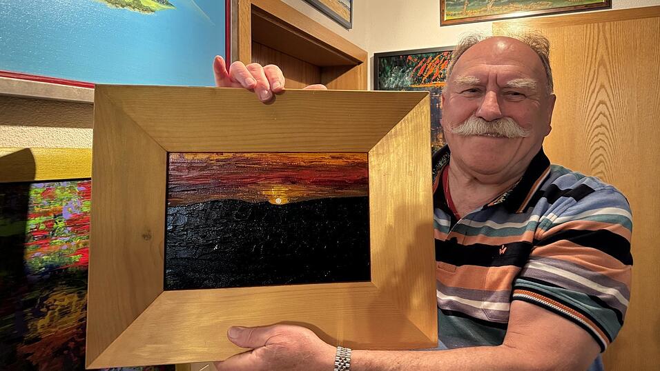 Hans Jürgen Orzechowski mit einem seiner Lieblingsbilder. Hans Jürgen Orzechowski mit einem seiner Lieblingsbilder.