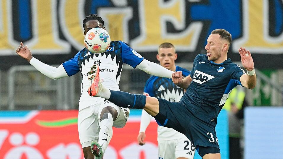 Hoch das Bein: Hoffenheims Vladimir Coufal (r) ist vor HSV-Abwehrspieler Jordan Torunarigha am Ball. Hoch das Bein: Hoffenheims Vladimir Coufal (r) ist vor HSV-Abwehrspieler Jordan Torunarigha am Ball.