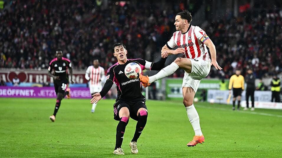 Lieferten sich ein enges Duell: Freiburgs Christian Günter und Nicolas Capaldo vom HSV Lieferten sich ein enges Duell: Freiburgs Christian Günter und Nicolas Capaldo vom HSV