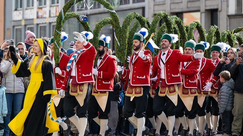 Der Tanz zieht viele Schaulustige an.
