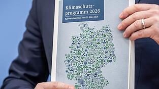 Dem Klimaschutzprogramm gingen lange Verhandlungen zwischen Bundesumweltminister Carsten Schneider (SPD) und seinen Kabinettskollegen voraus. Dem Klimaschutzprogramm gingen lange Verhandlungen zwischen Bundesumweltminister Carsten Schneider (SPD) und seinen Kabinettskollegen voraus.