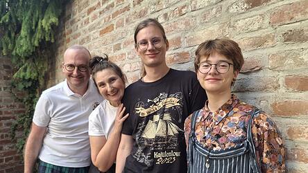 Thomas Ecker (links), Ina Lehmann, Korbinian Greindl und Tyler Pappenberger sind das Team hinter dem St&uuml;ck, das im September Premiere im Rathausprunksaal hat.