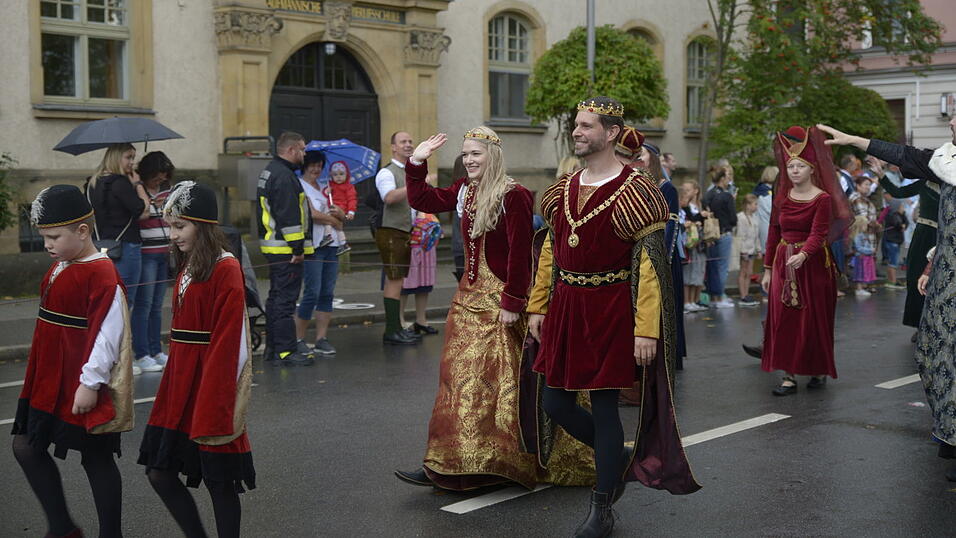 Zahlreiche Musik- und Trachtengruppen zogen nach dreij&auml;hriger Pause am Freitagabend zum Festplatz Am Hagen.&nbsp;