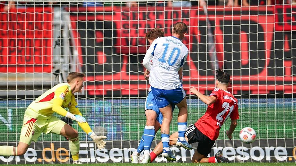 Michael Cuisance (M) erzielt das 2:0 für Hertha.
