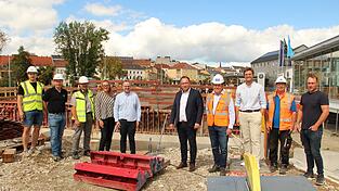 Bürgermeister Martin Stoiber (Fünfter von rechts), gemeinsam mit Stadtbaumeister Josef Ried (Dritter von links), der Dritten Bürgermeisterin Barbara Dankerl, den Fraktionssprechern Rainer Traurig (Fünfter von links) und Andreas Geiling (Dritter von rechts) sowie weiteren Beteiligten auf der Flutbrücken-Baustelle Bürgermeister Martin Stoiber (Fünfter von rechts), gemeinsam mit Stadtbaumeister Josef Ried (Dritter von links), der Dritten Bürgermeisterin Barbara Dankerl, den Fraktionssprechern Rainer Traurig (Fünfter von links) und Andreas Geiling (Dritter von rechts) sowie weiteren Beteiligten auf der Flutbrücken-Baustelle