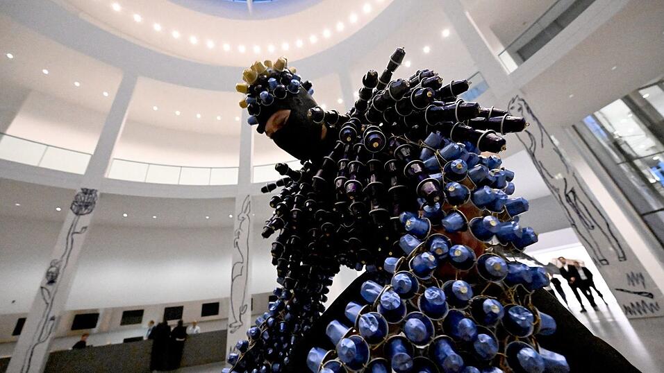 Die Tänzerin Katrin Schafitel während der Langen Nacht der Münchner Museen in der Pinakothek der Moderne. Die Tänzerin Katrin Schafitel während der Langen Nacht der Münchner Museen in der Pinakothek der Moderne.