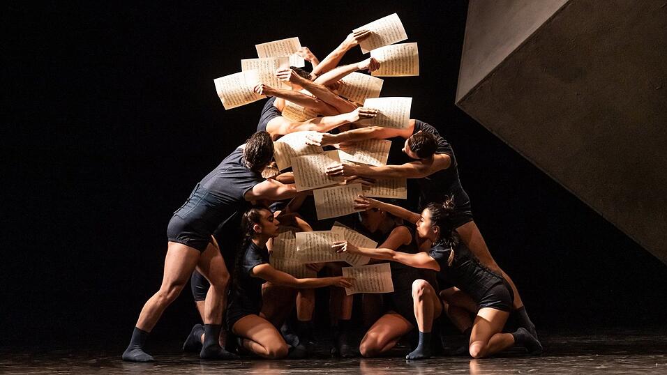 Auch die Notenblätter werden originell in die Choreographie miteinbezogen. Auch die Notenblätter werden originell in die Choreographie miteinbezogen.