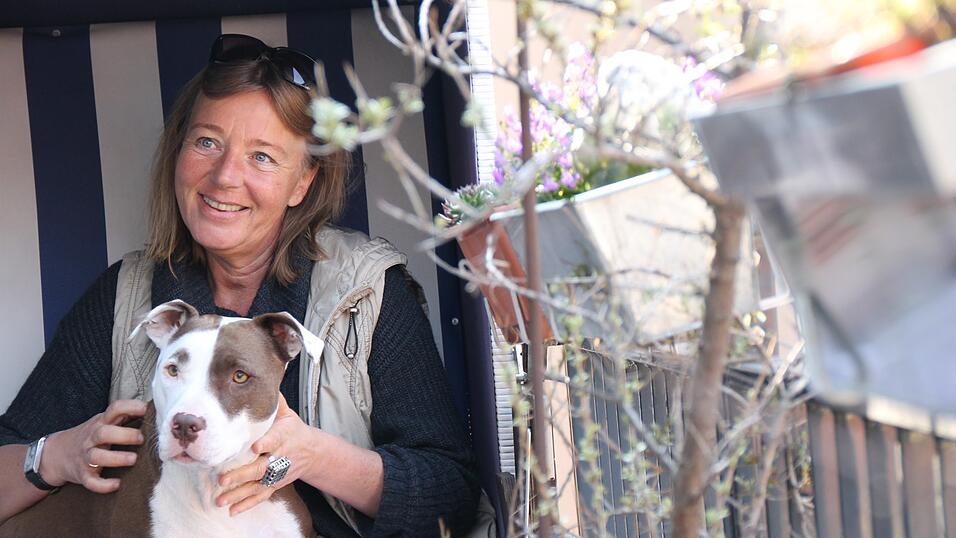 Die beiden Jahre nach der Tat waren die schlimmsten für Susanne Preusker. Zwei neue Leidenschaften haben ihr geholfen, das Erlittene zu verarbeiten: ihre Hündin Emmi und das Ausprobieren neuer Kochrezepte, etwa für Marokkanisches Hühnchen. Die beiden Jahre nach der Tat waren die schlimmsten für Susanne Preusker. Zwei neue Leidenschaften haben ihr geholfen, das Erlittene zu verarbeiten: ihre Hündin Emmi und das Ausprobieren neuer Kochrezepte, etwa für Marokkanisches Hühnchen.