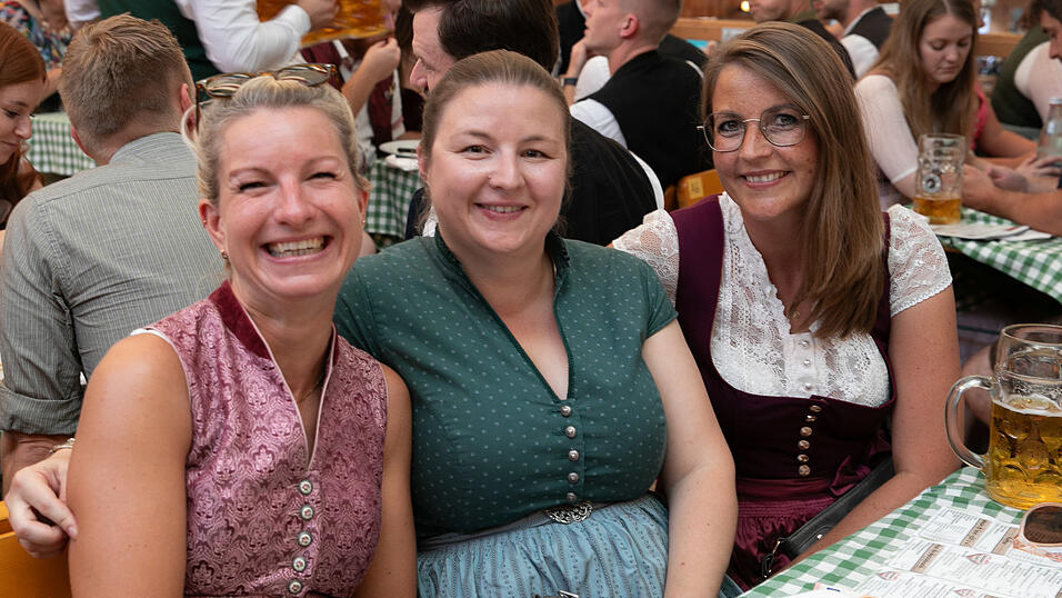 Echte Blasmusikfans lie&szlig;en sich den Montagabend im Festzelt Weckmann nicht entgehen.