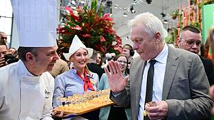 Agrarminister Alois Rainer kostete beim Er&ouml;ffnungsrundgang K&auml;se.
