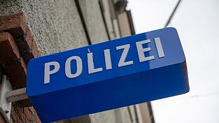 Die Polizei ermittelt und nimmt Hinweise von Zeugen entgegen. (Archivbild) Die Polizei ermittelt und nimmt Hinweise von Zeugen entgegen. (Archivbild)