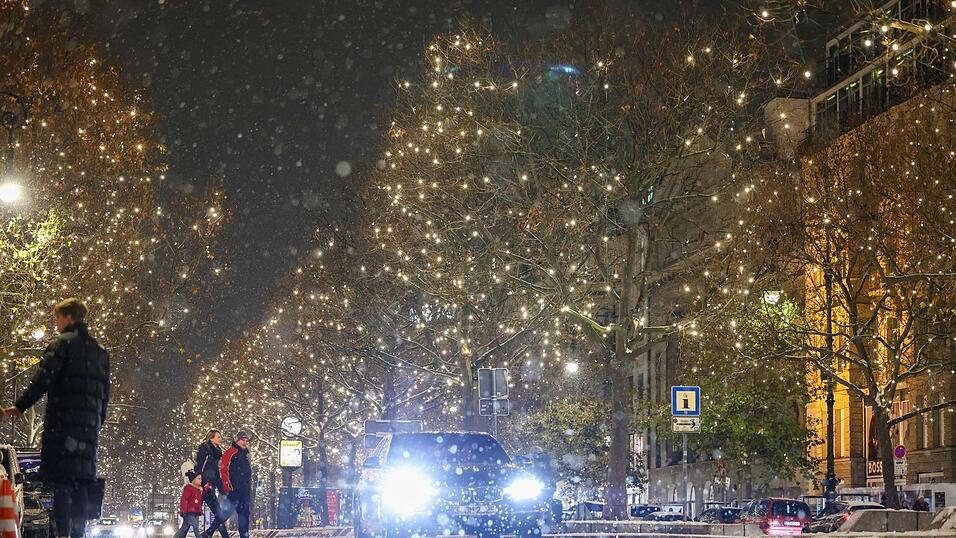 In Sven Regeners neuem Roman «Frankie und Freddie» glitzert es am Ku'damm nur so wegen der Weihnachtsbeleuchtung. (Archivfoto) In Sven Regeners neuem Roman «Frankie und Freddie» glitzert es am Ku'damm nur so wegen der Weihnachtsbeleuchtung. (Archivfoto)