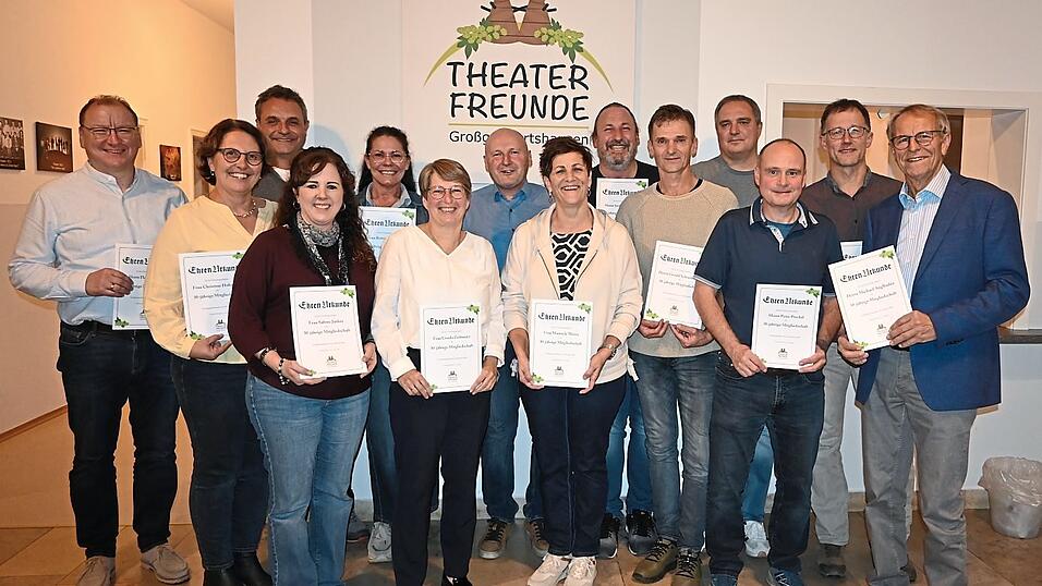 Zahlreiche Gründungsmitglieder wurden für ihre langjährige Treue gegenüber den Theaterfreunden geehrt. Zahlreiche Gründungsmitglieder wurden für ihre langjährige Treue gegenüber den Theaterfreunden geehrt.