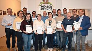 Zahlreiche Gründungsmitglieder wurden für ihre langjährige Treue gegenüber den Theaterfreunden geehrt. Zahlreiche Gründungsmitglieder wurden für ihre langjährige Treue gegenüber den Theaterfreunden geehrt.