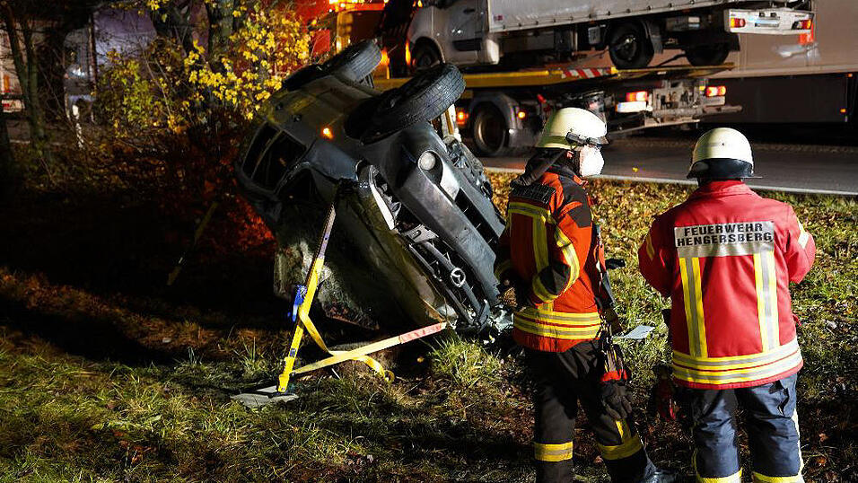 Am Mittwochabend hat sich auf der A3 auf Höhe des Parkplatzes Konsee nahe Deggendorf ein Unfall ereignet. Am Mittwochabend hat sich auf der A3 auf Höhe des Parkplatzes Konsee nahe Deggendorf ein Unfall ereignet.