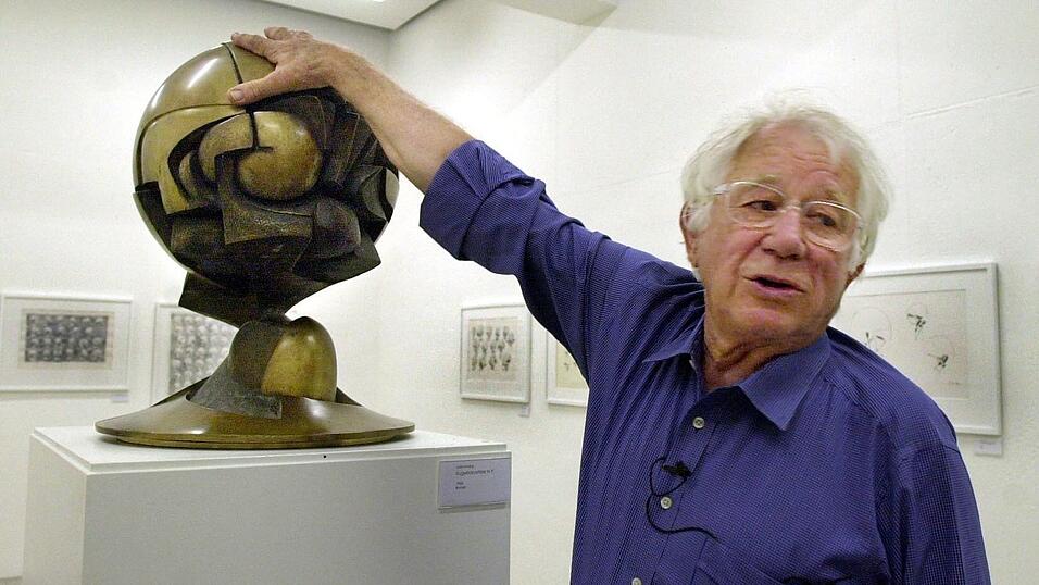 Mit einem Modell seines bekanntesten Werks: der New Yorker Kugelkaryatide.