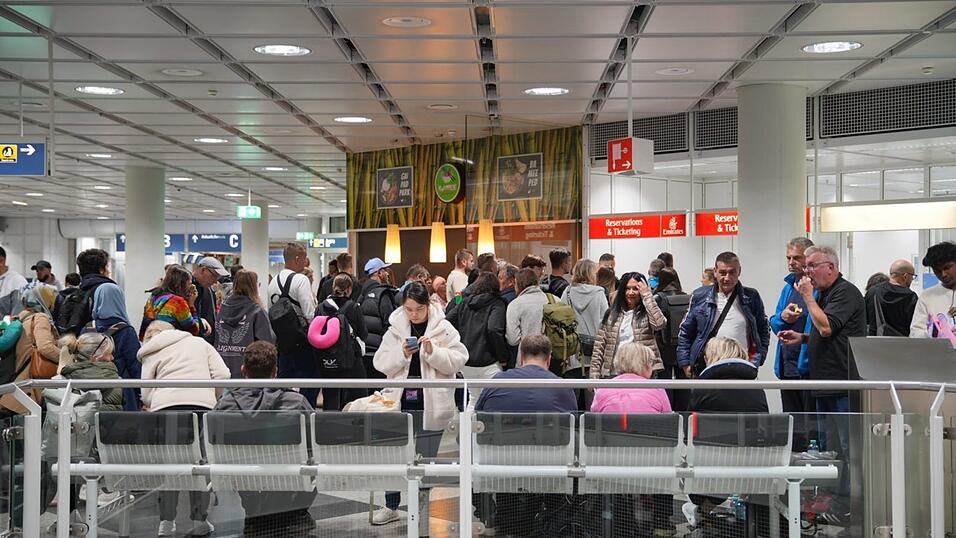Tausende Menschen sitzen am Flughafen München fest.