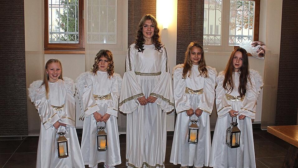 Die himmlischen Botschafterinnen: Luisa Wagner (sieben Jahre), Matilda Mader, die Schwester vom Christkindl (sieben Jahre, Christkind Franziska Mader, Mathilda Meier (neun Jahre) und Anna Heizinger (zehn Jahre).
