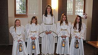 Die himmlischen Botschafterinnen: Luisa Wagner (sieben Jahre), Matilda Mader, die Schwester vom Christkindl (sieben Jahre, Christkind Franziska Mader, Mathilda Meier (neun Jahre) und Anna Heizinger (zehn Jahre). Die himmlischen Botschafterinnen: Luisa Wagner (sieben Jahre), Matilda Mader, die Schwester vom Christkindl (sieben Jahre, Christkind Franziska Mader, Mathilda Meier (neun Jahre) und Anna Heizinger (zehn Jahre).