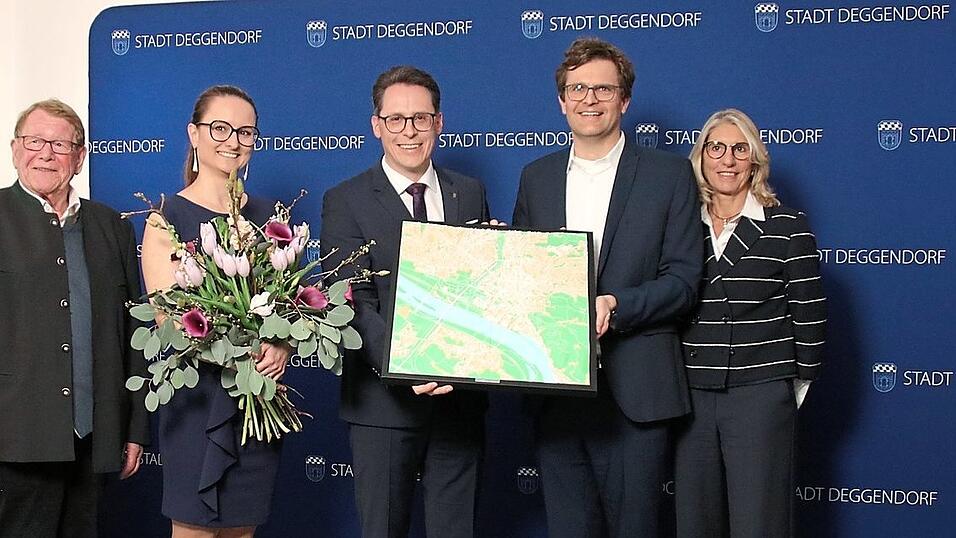 Neben Paul Linsmaier (2. v. r.) gratulierten auch Mosers Stellvertreter, Günther Pammer (l.) und Renate Wasmeier (r.) dem Stadtoberhaupt, hier mit Gattin Patricia, zum guten Wahlergebnis. Neben Paul Linsmaier (2. v. r.) gratulierten auch Mosers Stellvertreter, Günther Pammer (l.) und Renate Wasmeier (r.) dem Stadtoberhaupt, hier mit Gattin Patricia, zum guten Wahlergebnis.
