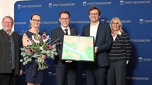 Neben Paul Linsmaier (2. v. r.) gratulierten auch Mosers Stellvertreter, G&uuml;nther Pammer (l.) und Renate Wasmeier (r.) dem Stadtoberhaupt, hier mit Gattin Patricia, zum guten Wahlergebnis.