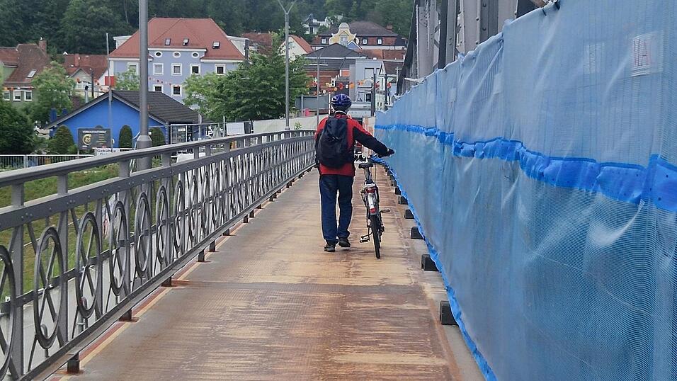 Noch ist der Geh- und Radweg offen. Das wird sich bald ändern. Noch ist der Geh- und Radweg offen. Das wird sich bald ändern.