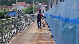 Noch ist der Geh- und Radweg offen. Das wird sich bald ändern. Noch ist der Geh- und Radweg offen. Das wird sich bald ändern.