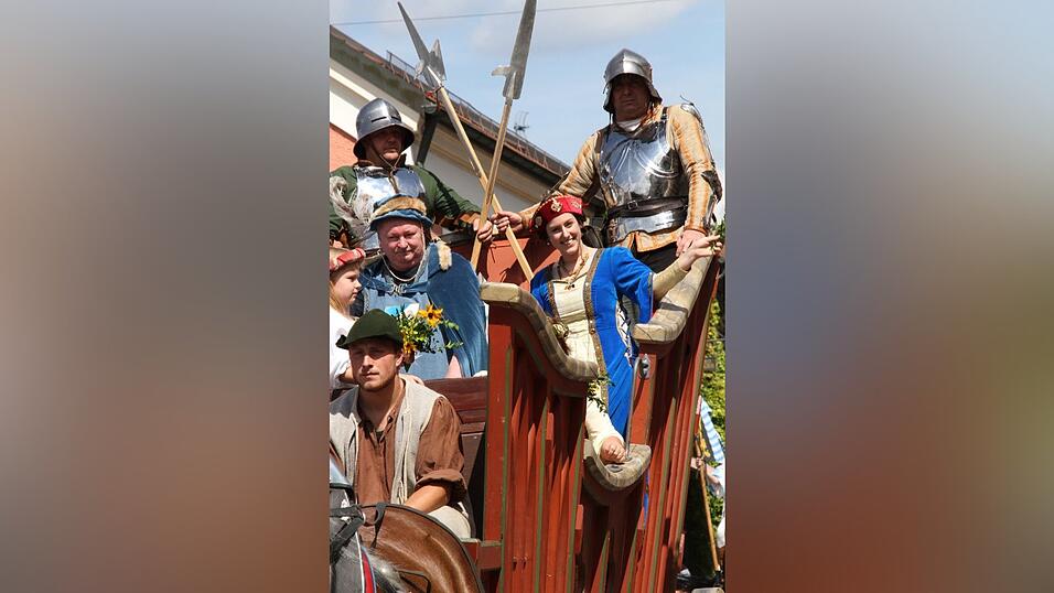 Die schönsten Augenblicke des historischen Drachenstich-Festzuges 2016. Die schönsten Augenblicke des historischen Drachenstich-Festzuges 2016.
