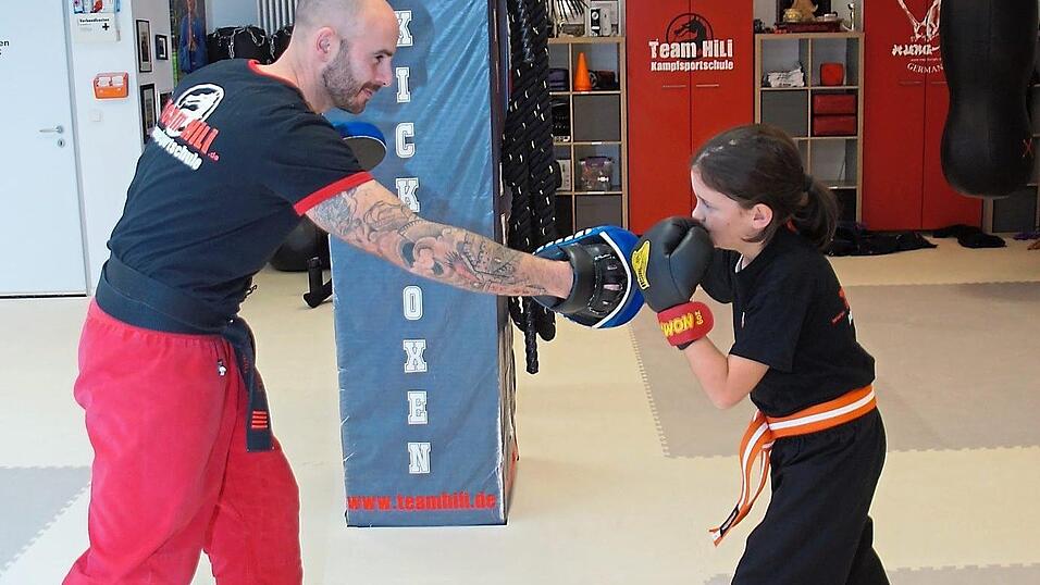Beim Kickboxtraining, hier mit Trainer Fabian Hili, braucht Joshua seinen Bewegungsdrang nicht unterdrücken. Zugleich sind die koordinierten Bewegungsabläufe förderlich für seine Konzentration. Beim Kickboxtraining, hier mit Trainer Fabian Hili, braucht Joshua seinen Bewegungsdrang nicht unterdrücken. Zugleich sind die koordinierten Bewegungsabläufe förderlich für seine Konzentration.