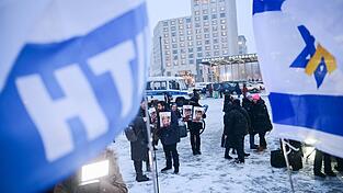 Teilnehmer stehen während einer Kundgebung vor der Berlinale-Eröffnung für die israelischen Schauspieler Ariel und David Cunio, die sich in Gefangenschaft der Hamas befinden, auf dem Potsdamer Platz. (Archivbild)