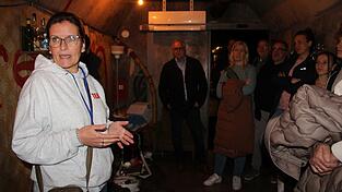 Multiplikatorin Miriam Schlichting führt am Dienstagabend eine Gruppe von Interessenten durch die sechs Waggons.