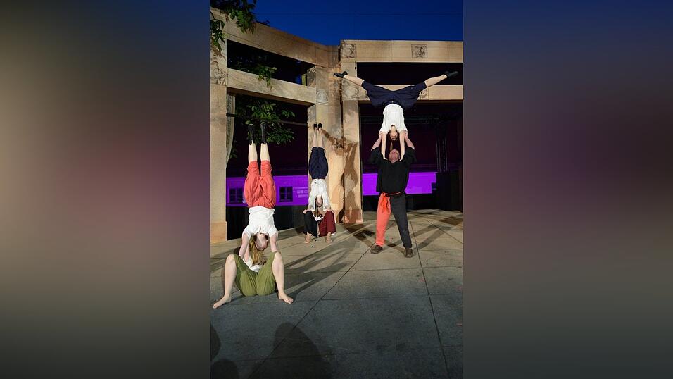 In der Pause hatte die Showtanzgruppe 'Flip Flops' Zeit, ihr ganzes Können zu präsentieren. (Fotos: Ulli Scharrer) In der Pause hatte die Showtanzgruppe 'Flip Flops' Zeit, ihr ganzes Können zu präsentieren. (Fotos: Ulli Scharrer)